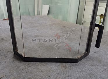 montazÌa vatrostalnog stakla iz tri dijela